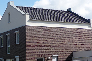 Rodinný dům se střešní krytinou MONZA tobago glazura